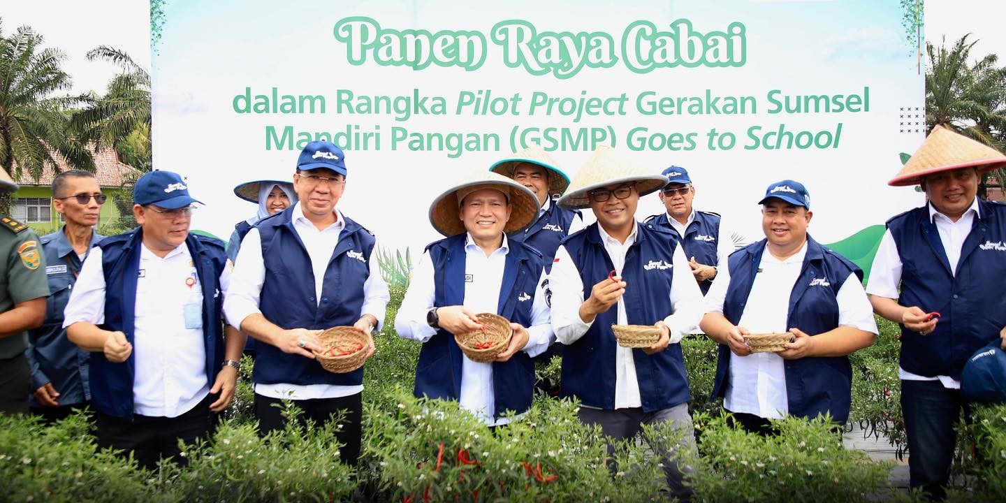 Sekda Muara Enim Ir Yulius Msi mendampingi Pj Gubernur Sumsel Elen Setiadi panen cabai di Kabupaten Muara Enim tepatnya di SMK Negeri 1 Gelumbang yang menjadi proyek percontohan (pilot project) Gerakan Sumsel Mandiri Pangan (GSMP) Sekolah (Goes to School).