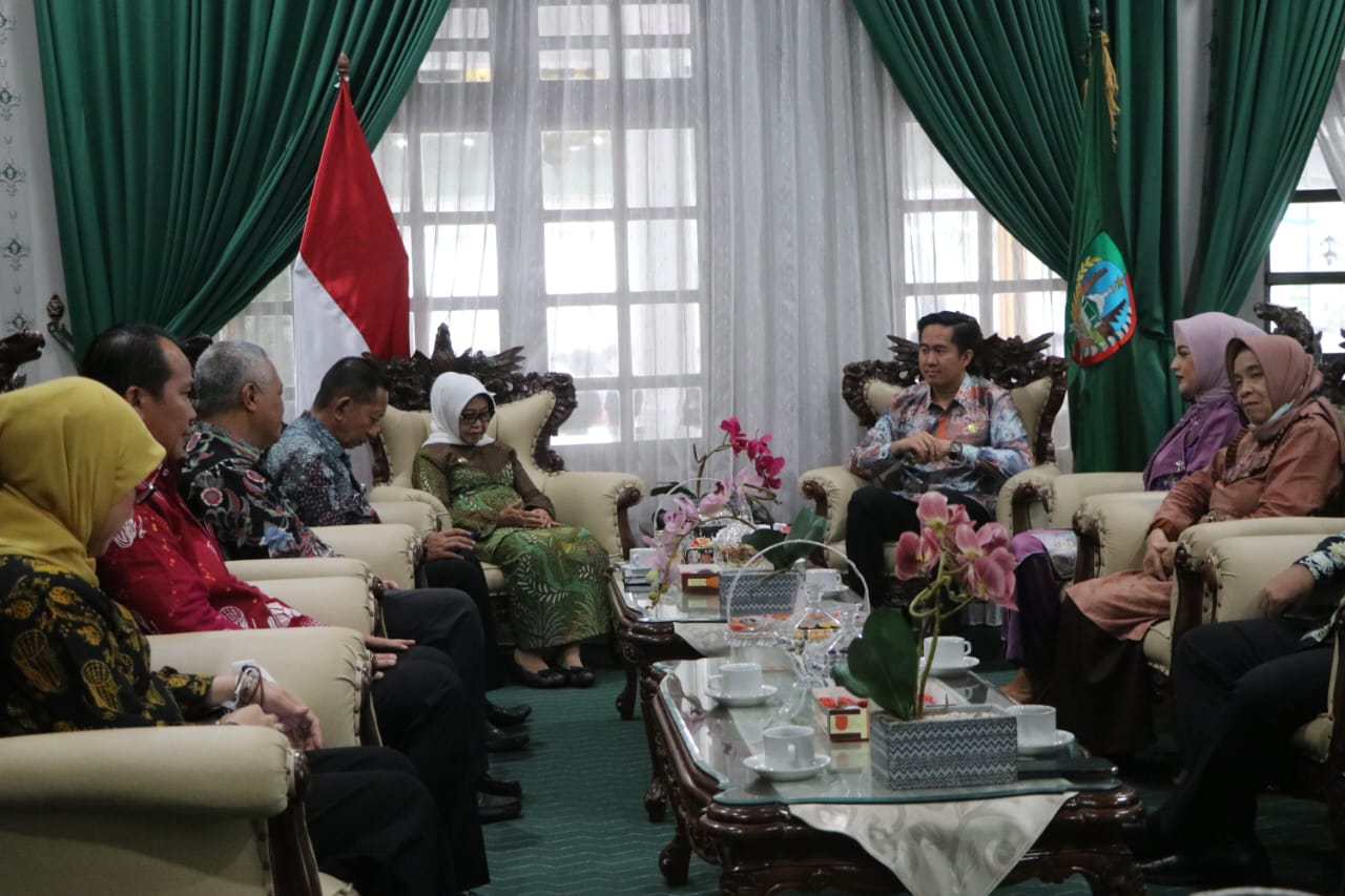 Plt.Bupati Muara Enim, Ahmad Usmarwi Kaffah melaksanakan studi tiru ke Kabupaten Jombang, Jawa Timur, dalam rangka percepatan implementasi reformasi birorkasi dan pelaksanaan Zona Integritas Wilayah Bebas Korupsi dan Wilayah Birokrasi Bersih dan Melayani (WBK/WBBM)