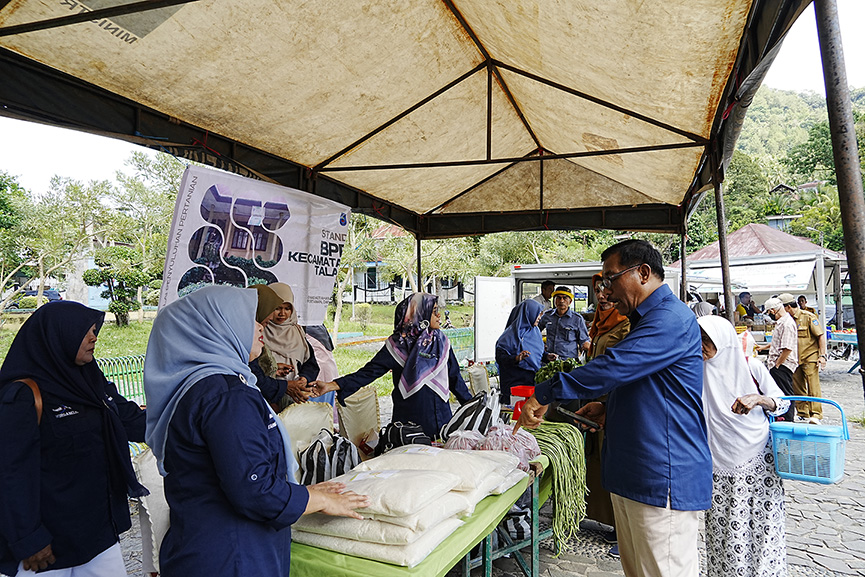 PT Bukit Asam Tbk (PTBA) Unit Pertambangan Ombilin bekerja sama dengan Pemerintah Kota Sawahlunto menggelar pasar murah dan bazar komoditas pangan pertanian & perikanan untuk 46 keluarga prasejahtera di Lapangan Segitiga, Sawahlunto