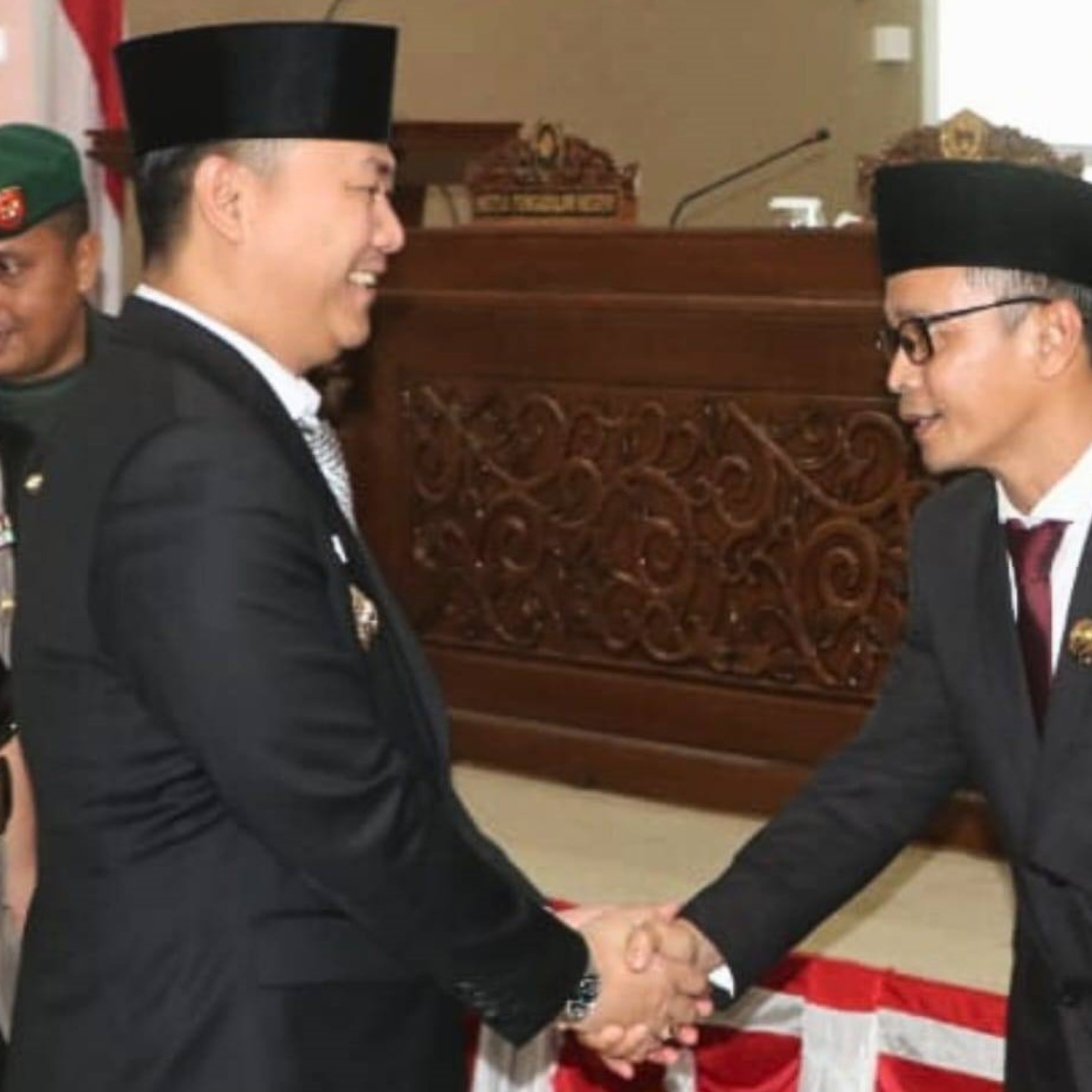 Pj Bupati Henky Putrawan memberikan ucapakan selamat kepada pimpinan DPRD Muara Enim yang dllantik.