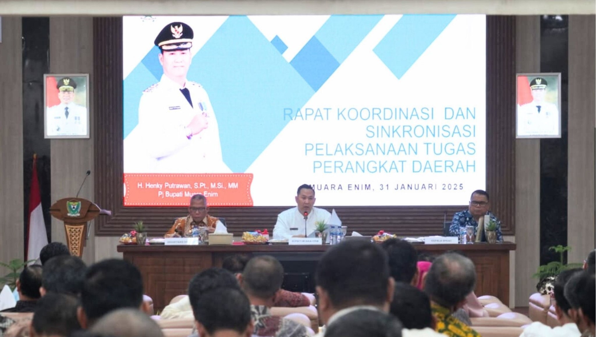 Pemerintah Kabupaten Muara Enim menindaklanjuti Instruksi Presiden (Inpres) RI, Prabowo Subianto dengan segera mengefisiensikan anggaran belanja daerah dalam rangka mendukung program prioritas nasional, salah satunya Makan Bergizi Gratis (MBG). Terkait Inpres tersebut, Pj.Bupati Muara Enim, H. Henky Putrawan, S.Pt., M.Si., M.M., pada rapat pimpinan yang digelar di Ruang Pangripta Bappeda Kab. Muara Enim