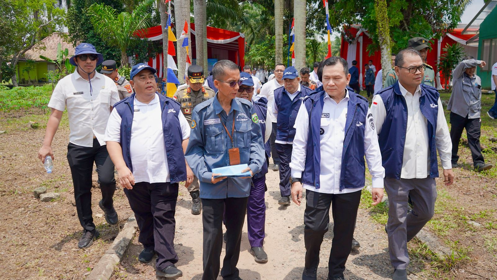 Sekda Muara Enim Ir Yulius Msi mendampingi Pj Gubernur Sumsel Elen Setiadi saat panen cabai