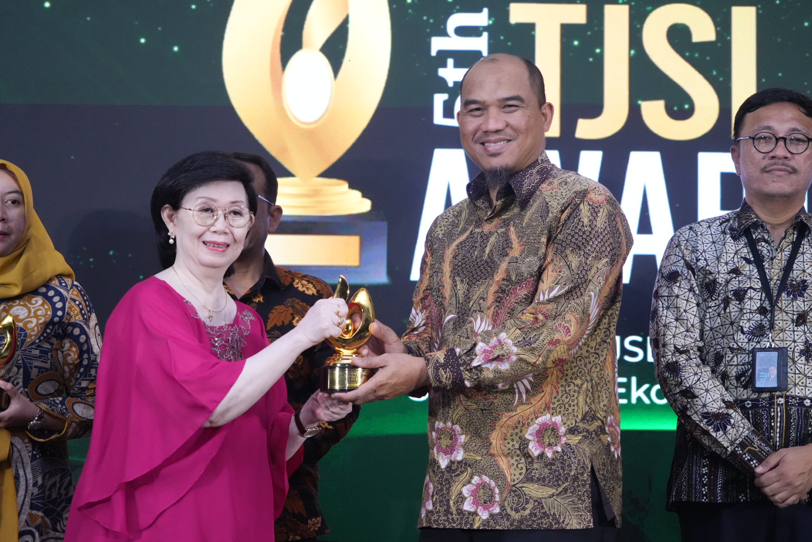 INFOKITO.ID– PT Bukit Asam Tbk (PTBA) kembali menorehkan prestasi membanggakan dengan meraih penghargaan dalam ajang TJSL & CSR Award 2025 Tahun ke-5, sebuah ajang apresiasi bergengsi yang menyoroti kontribusi perusahaan terhadap pembangunan sosial, ekonomi, dan lingkungan melalui program Tanggung Jawab Sosial dan Lingkungan (TJSL) dan Corporate Social Responsibility (CSR). Dalam ajang ini, PTBA berhasil meraih Peringkat Gold Pilar Sosial dan Peringkat Gold Pilar Lingkungan, sebagai bentuk apresiasi atas komitmen perusahaan dalam menjalankan program Tanggung Jawab Sosial dan Lingkungan (TJSL) yang berkelanjutan dan berdampak nyata bagi masyarakat serta lingkungan. "Kami merasa terhormat atas apresiasi ini. Penghargaan ini menjadi motivasi bagi kami untuk terus menghadirkan program TJSL yang inklusif dan berdaya guna bagi masyarakat, sekaligus mendorong pembangunan berkelanjutan di wilayah operasional kami,” ujar Dedy Saptaria Rosa, Sustainability Division Head PTBA. Penghargaan ini mencerminkan keseriusan PTBA dalam mengintegrasikan aspek sosial dan lingkungan ke dalam strategi bisnis perusahaan. Dalam pilar sosial, PTBA secara konsisten menjalankan berbagai program pemberdayaan masyarakat, salah satunya melalui pengembangan Usaha Mikro dan Kecil (UMK) binaan. Program ini mencakup pelatihan manajemen usaha, peningkatan keterampilan, dukungan permodalan, hingga pendampingan pemasaran agar UMK dapat tumbuh dan bersaing secara mandiri. PTBA juga mengelola Rumah BUMN sebagai pusat pelatihan dan pengembangan UMK, serta ruang kolaborasi wirausaha lokal. Selain itu, perusahaan turut memberikan kontribusi melalui program beasiswa pendidikan bagi pelajar berprestasi dari keluarga prasejahtera, peningkatan pelayanan kesehatan masyarakat, serta pembangunan berbagai infrastruktur sosial seperti fasilitas pendidikan, rumah ibadah, dan sarana air bersih. Sementara itu, dalam pilar lingkungan, PTBA menunjukkan komitmen terhadap pelestarian alam dan mitigasi perubahan iklim melalui program-program seperti rehabilitasi lahan pascatambang, penghijauan kawasan operasional, pengelolaan limbah berkelanjutan, serta edukasi lingkungan kepada masyarakat dan pelajar. PTBA juga mengembangkan Program Kampung Iklim (Proklim) di berbagai desa sekitar wilayah operasional, sebagai bentuk kolaborasi dengan masyarakat untuk mewujudkan kawasan yang tangguh terhadap dampak perubahan iklim. Tak hanya itu, kegiatan konservasi air, sekolah hijau, serta pelatihan daur ulang turut menjadi bagian dari upaya perusahaan dalam membangun kesadaran lingkungan sejak dini. Salah satu program terintegrasi yang dijalankan juga yaitu Desa Impian, yang menggabungkan aspek pemberdayaan masyarakat dan pelestarian lingkungan untuk menciptakan desa mandiri, lestari, dan berkelanjutan melalui berbagai inisiatif berbasis potensi lokal. Penghargaan ini diberikan berdasarkan proses seleksi ketat yang melibatkan penilaian dokumen, presentasi program, serta wawancara mendalam oleh dewan juri independen yang terdiri dari para pakar dan praktisi di bidang pembangunan berkelanjutan. Melalui capaian ini, PTBA semakin menegaskan posisinya sebagai perusahaan yang tidak hanya unggul dalam kinerja bisnis, tetapi juga aktif mengambil peran dalam pembangunan sosial dan pelestarian lingkungan yang berdampak luas dan berkesinambungan.