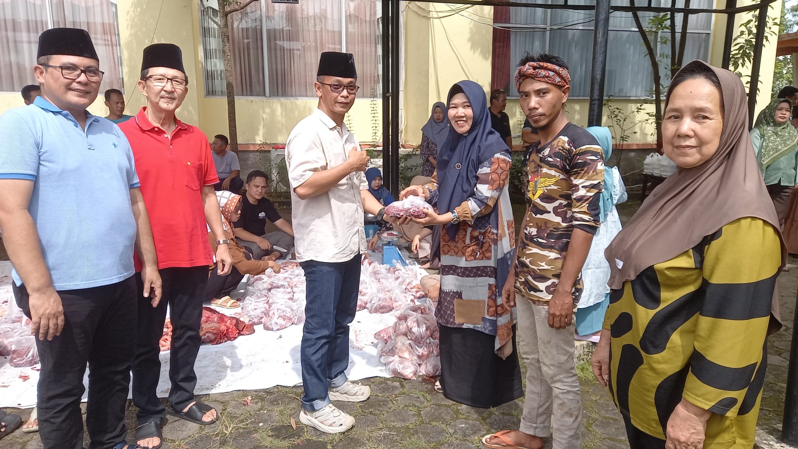 Ikut Berbagi Kebahagiaan Iduladha, DPRD Muara Enim Salurkan Dua Ekor Sapi Kurban