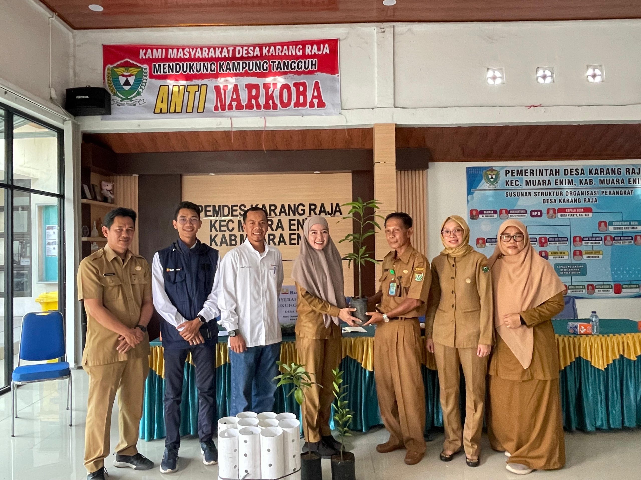 PT Bukit Asam Tbk (PTBA) menegaskan komitmennya dalam mendukung inisiatif keberlanjutan lingkungan dengan memberikan bantuan stimulan kepada Desa Karang Raja dalam rangka program Kampung Iklim (Proklim).