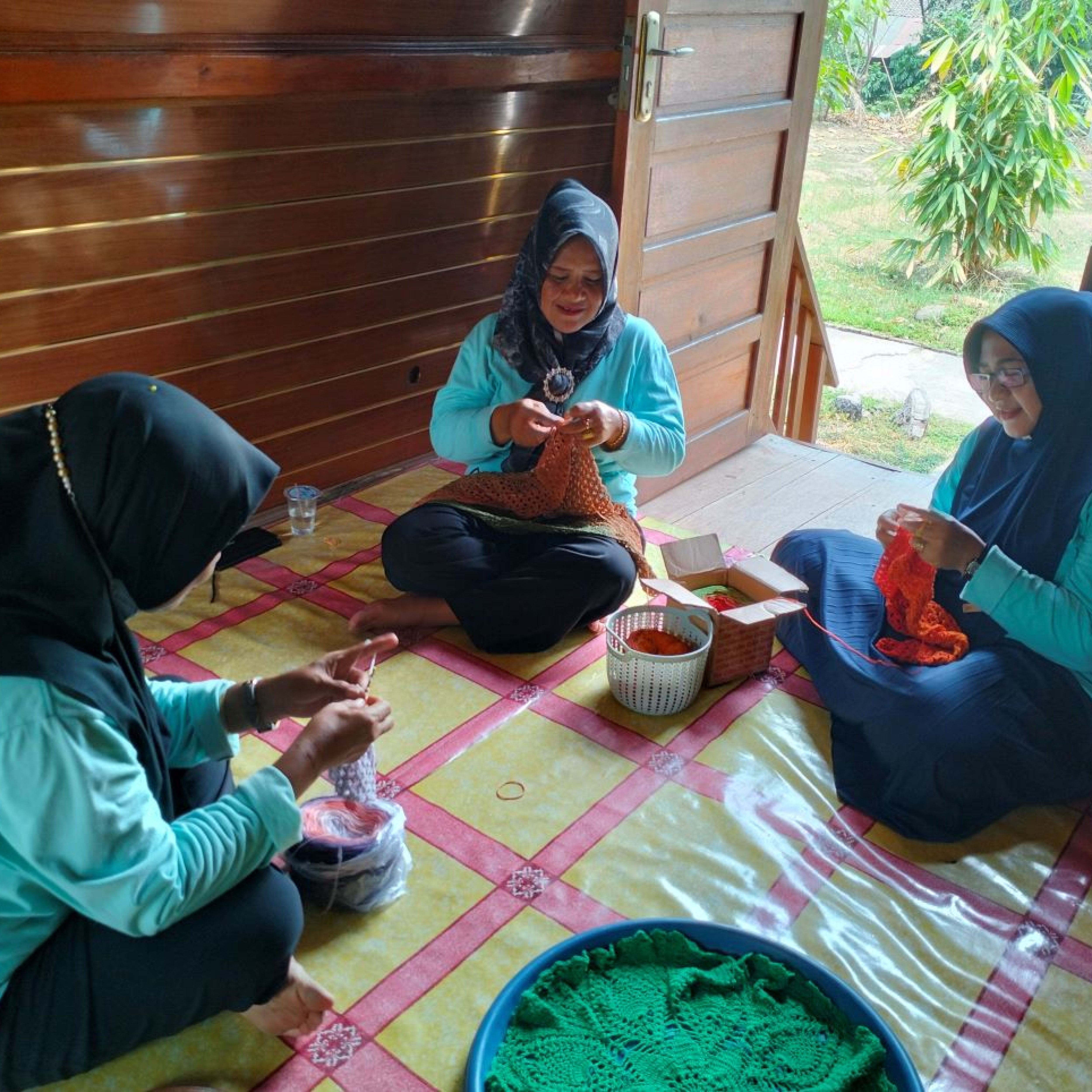 Tak sekadar hobi, aktivitas merajut bisa mendatangkan cuan. Itu lah yang dirasakan para ibu rumah tangga yang tergabung dalam Sentra Industri Bukit Asam (SIBA) Rajut, salah satu usaha mikro & kecil (UMK) binaan PT Bukit Asam Tbk (PTBA).