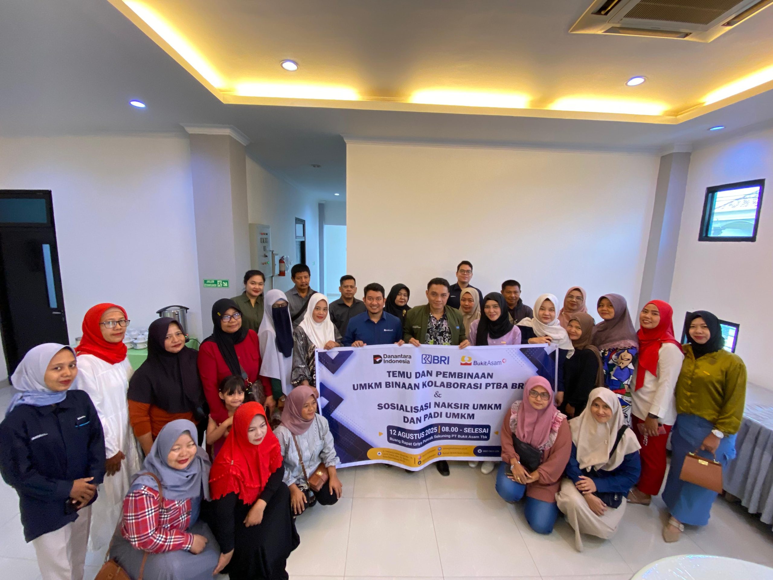 INFOKITO.ID---PT Bukit Asam Tbk (PTBA) terus berkomitmen mendorong pertumbuhan Usaha Mikro, Kecil, dan Menengah (UMKM) melalui pembinaan dan transformasi digital. Upaya ini sejalan dengan Asta Cita pemerintah yang berfokus pada peningkatan lapangan kerja berkualitas dan kewirausahaan. Melalui acara Temu dan Pembinaan UMKM Kolaborasi antara PTBA dan BRI, sebanyak 22 UMKM di sekitar wilayah operasi PTBA mendapat pendampingan intensif. Selain teori, mereka juga mendapatkan praktik langsung serta diperkenalkan dengan dua platform digital penting: Naksir UMKM dan PaDi UMKM. PaDi UMKM (Pasar Digital UMKM) merupakan inisiatif Kementerian BUMN untuk menghubungkan UMKM dengan pasar yang lebih luas, termasuk di dalam ekosistem BUMN. Dedy Saptaria Rosa, Sustainability Division Head PTBA, menyatakan bahwa kegiatan ini dirancang agar pelaku UMKM dapat mengoptimalkan teknologi digital. "Kami berharap setelah kegiatan ini, UMKM bisa memperluas pasar, meningkatkan penjualan, dan memperkuat daya saing usaha mereka," jelasnya. Antusiasme peserta dalam kegiatan ini sangat tinggi. Harti, salah satu peserta mengungkapkan, "Saya berharap bisa terus dibina dan mendapat kesempatan pelatihan lanjutan, agar usaha kami bisa naik kelas, semakin maju, dan berkembang," katanya. Keberhasilan program ini menjadi bukti nyata kolaborasi antara BUMN dan masyarakat. Langkah ini sejalan dengan semangat "Bersatu, Berdaulat, Rakyat Sejahtera, Indonesia Maju", yang juga menjadi tema Hari Ulang Tahun (HUT) ke-80 Republik Indonesia. Kolaborasi ini membuktikan bahwa kemandirian ekonomi adalah fondasi kuat untuk kesejahteraan dan kemajuan bangsa.