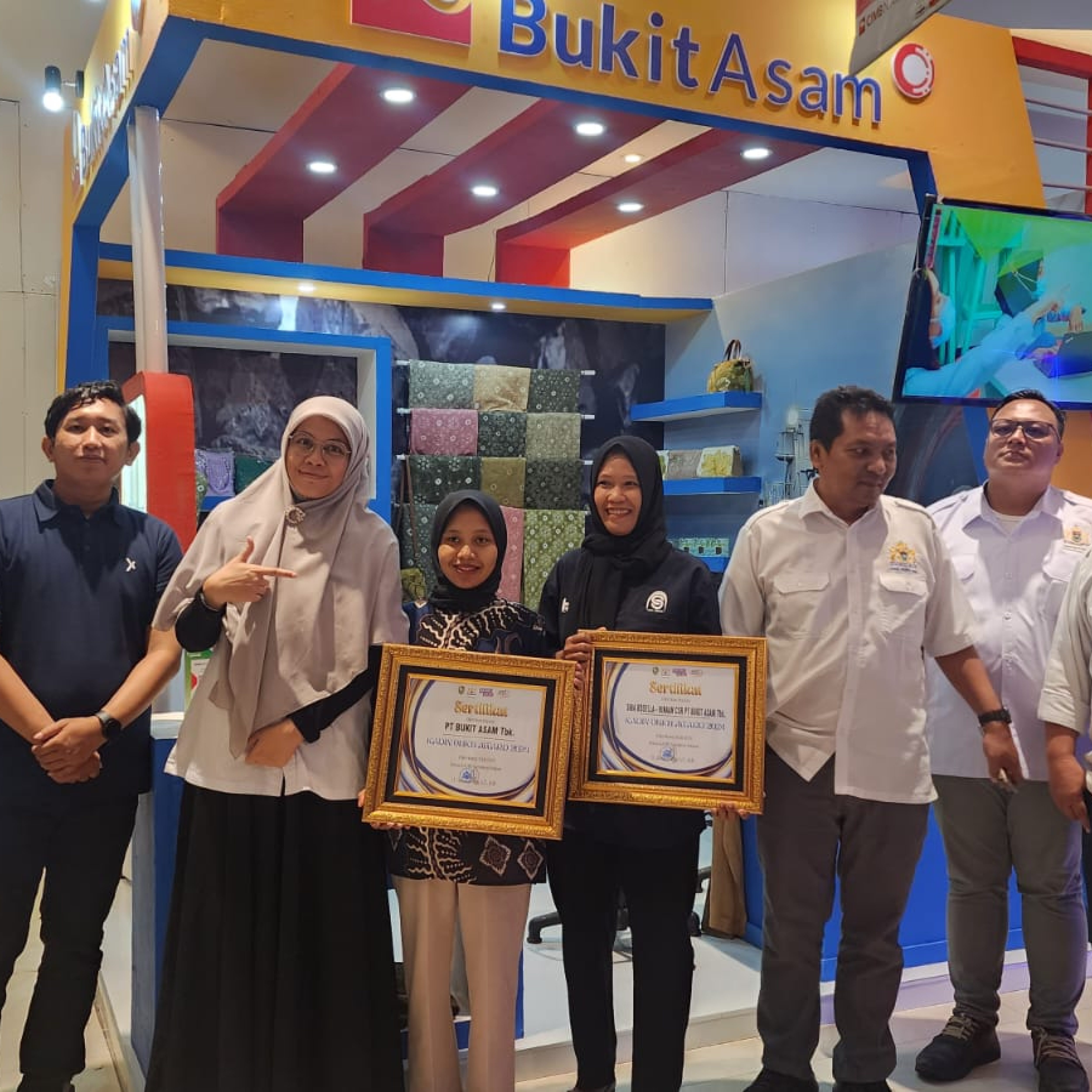 PT Bukit Asam Tbk (PTBA) memperoleh penghargaan Kadin UMKM Award 2024 dalam gelaran Kamar Dagang dan Industri (Kadin) Sumsel Expo 2024 di Palembang, Kamis 11 Juli 2024. Tak hanya PTBA, penghargaan juga diberikan kepada SIBA Rosella yang merupakan UMKM binaan PTBA.