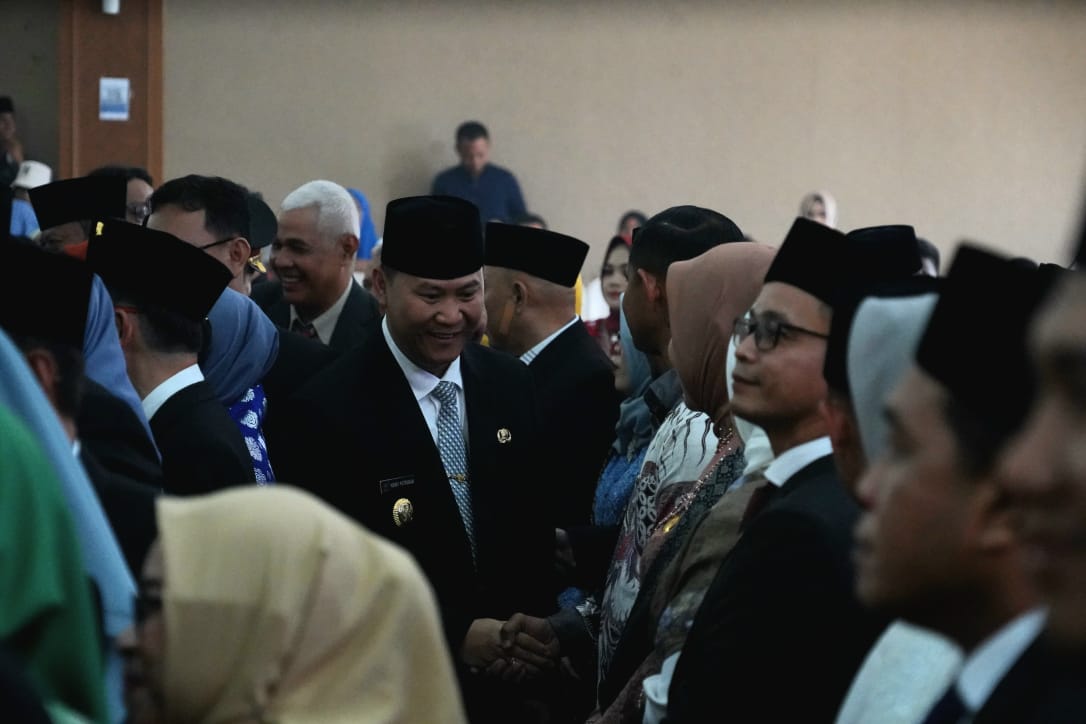 Pj Bupati Henky Putrawan memberikan ucapan selamat kepada anggota DPRD yang baru dilantik.