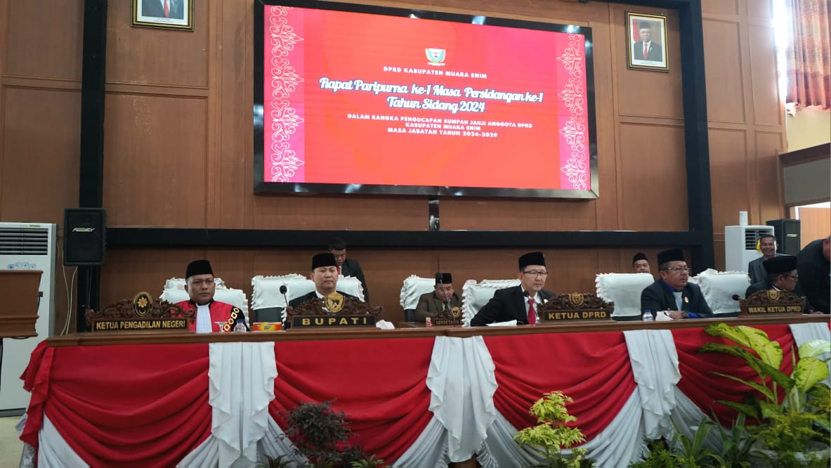 Pj Bupati Muara Enim Henky Putrawan Spt MSi MM menyaksikan pelantikan 45 anggota DPRD Muara Enim terpilih.