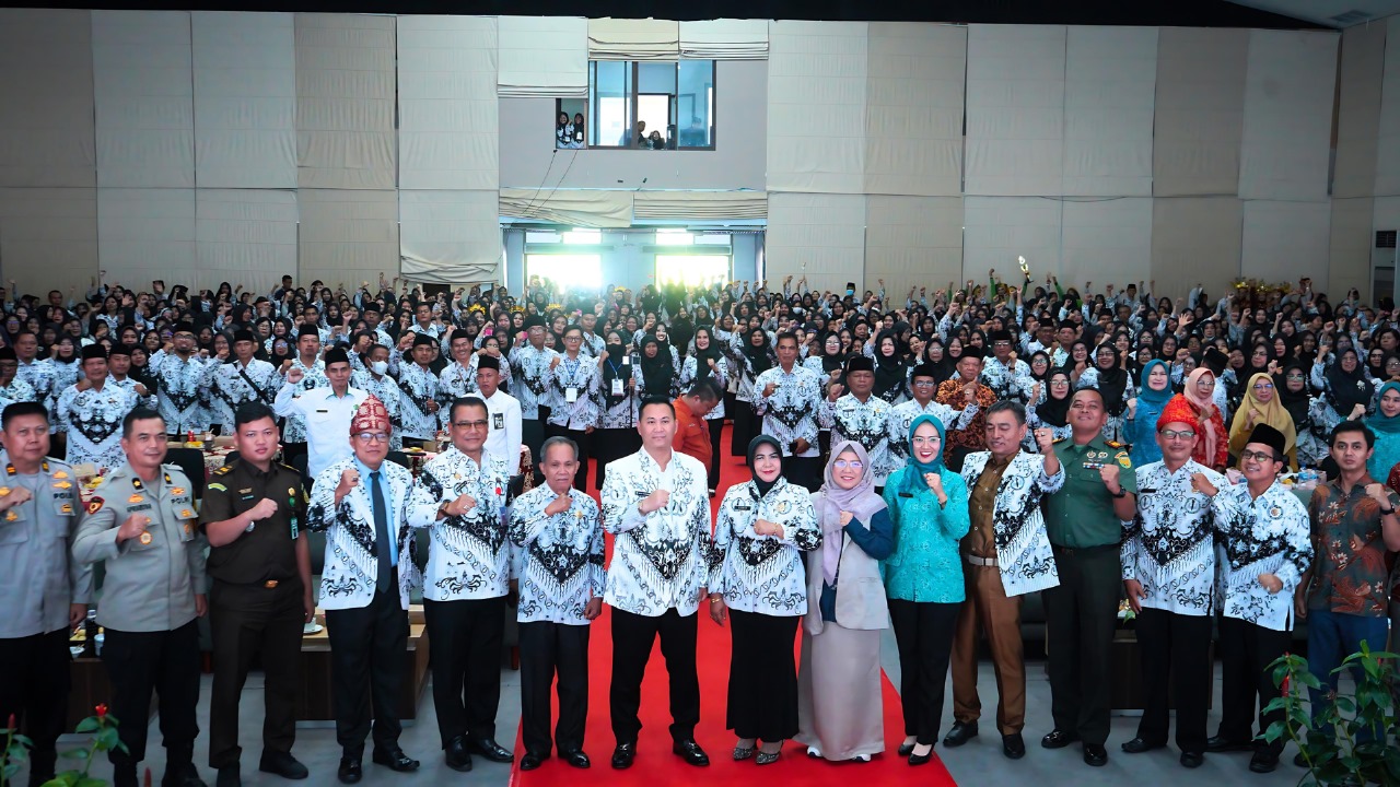 Pj. Bupati Muara Enim, H. Henky Putrawan, S.Pt., M.Si., M.M., menghadiri acara peringatan Hari Guru Nasional Tahun 2024 dan Hari Ulang Tahun (HUT) PGRI ke-79 tingkat Kecamatan Lawang Kidul di Gedung Serba Guna Tanah Putih PT. Bukit Asam, Kecamatan Lawang Kidul, Selasa 12 Novemver 2024.