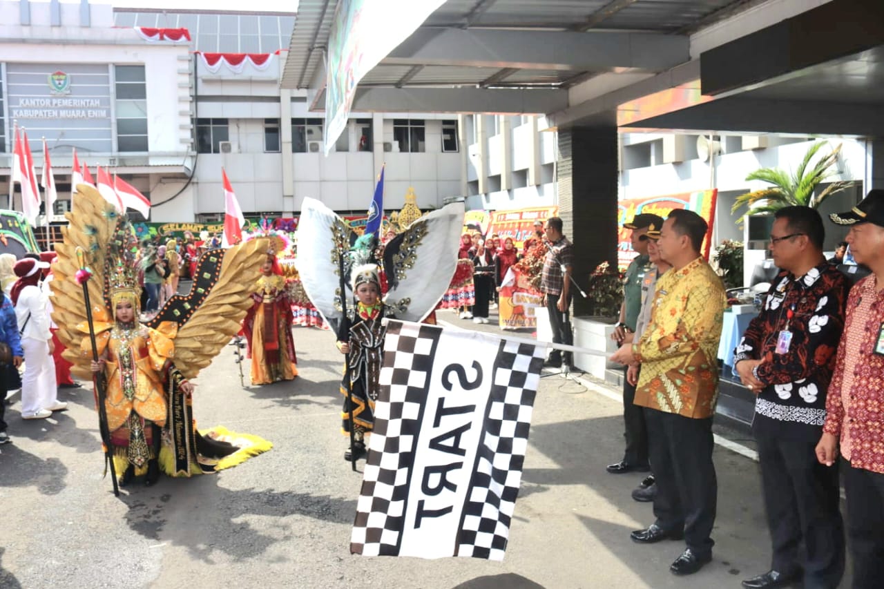 Pj Bupati Muara Enim Henky Putrawan melepas karnaval budaya dan mobil hias memeriahkan HUT Kabupaten Muara Enim ke-78 tahun.