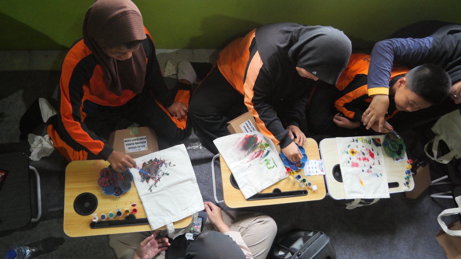 PT Bukit Asam Tbk (PTBA) menunjukkan komitmennya dalam mendukung pendidikan inklusif melalui pelaksanaan Kelas Kreasi Volume 5 bertajuk “Melukis Cantik di Atas Totebag” di Sekolah Luar Biasa (SLB) Autis Karunia, Desa Tegal Rejo, Muara Enim, Jumat 18 November 2025.