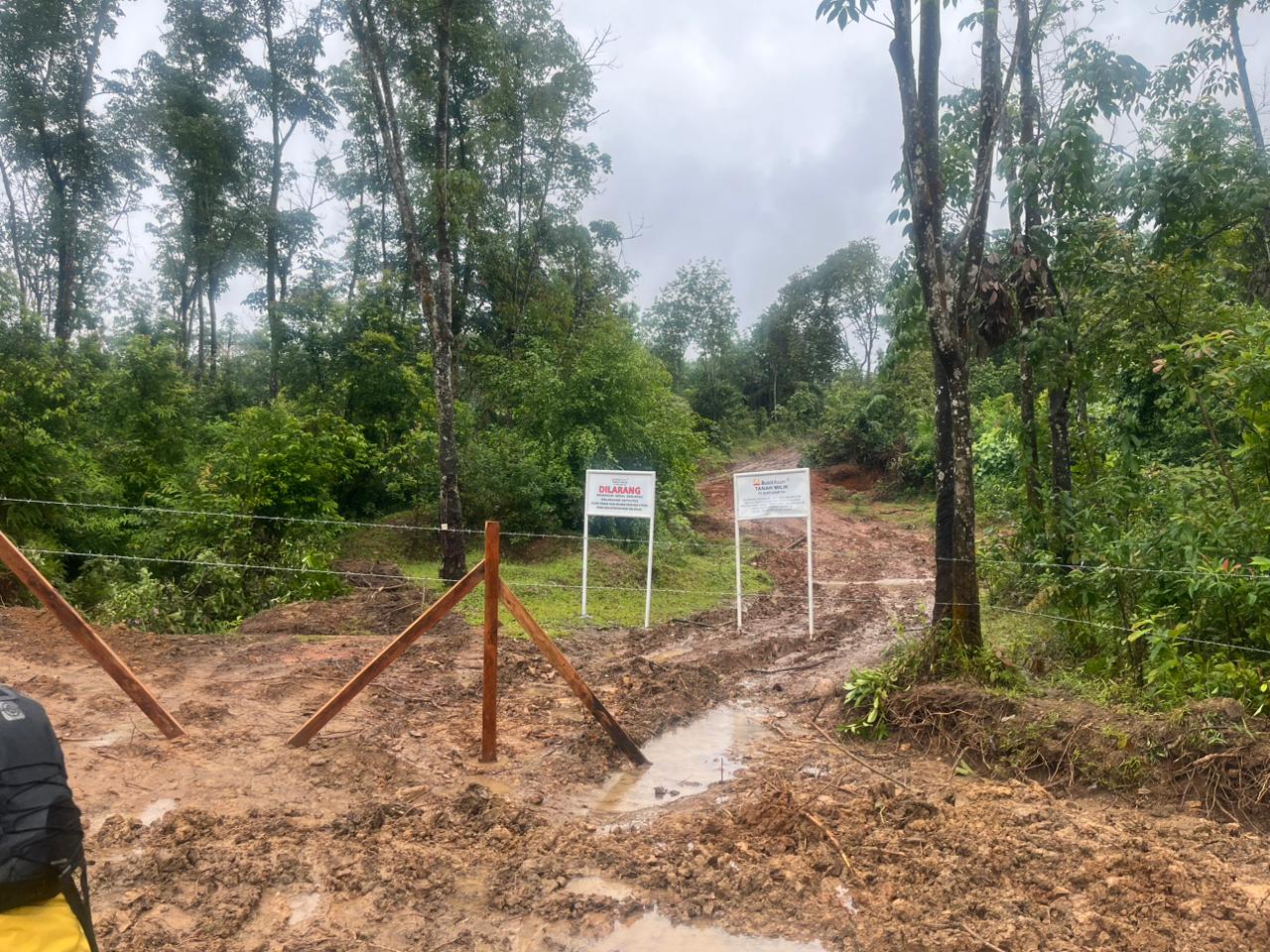 PT Bukit Asam Tbk (PTBA) terus memperkuat pengamanan aset perusahaan, salah satunya dengan melaksanakan pemasangan plang dan pagar aset di wilayah Izin Usaha Pertambangan (IUP) Banko Tengah Blok B, Desa Tanjung Lalang dan Desa Pulau Panggung, Kabupaten Muara Enim.