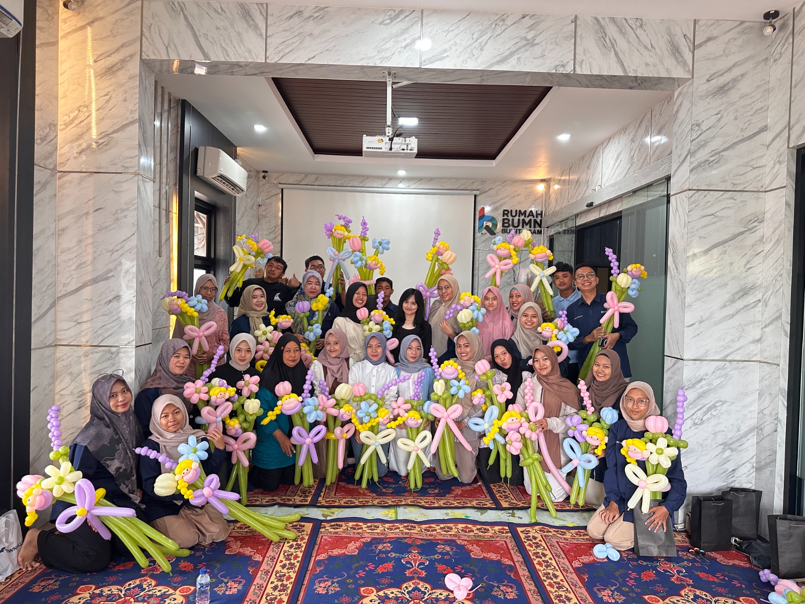 PTBA Ajak UMK Kembangkan Peluang Usaha Lewat Kreasi Bunga Balon