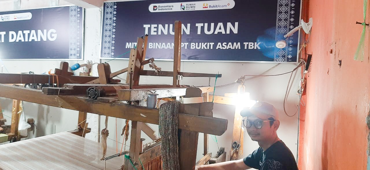 Tenun Tuan: Dari Warisan Keluarga Menuju Asa Pelestarian Budaya Palembang