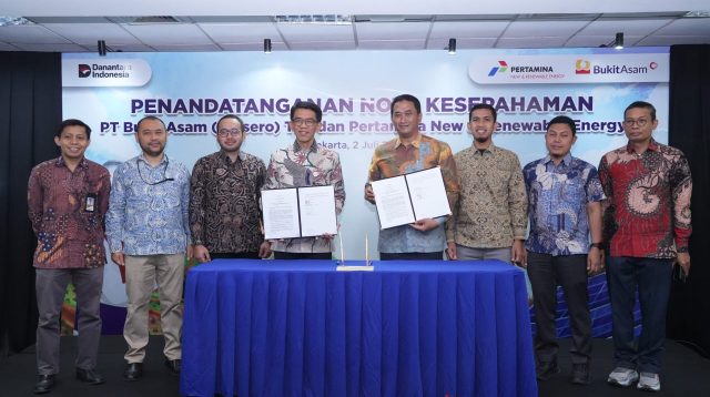PT Bukit Asam (Persero) Tbk (PTBA) dan PT Pertamina New & Renewable Energy (Pertamina NRE) resmi menandatangani Nota Kesepahaman (Memorandum of Understanding/MoU) tentang Kerja Sama Pengembangan Proyek Pembangkit Listrik Tenaga Surya (PLTS) di Area Operasional PTBA.