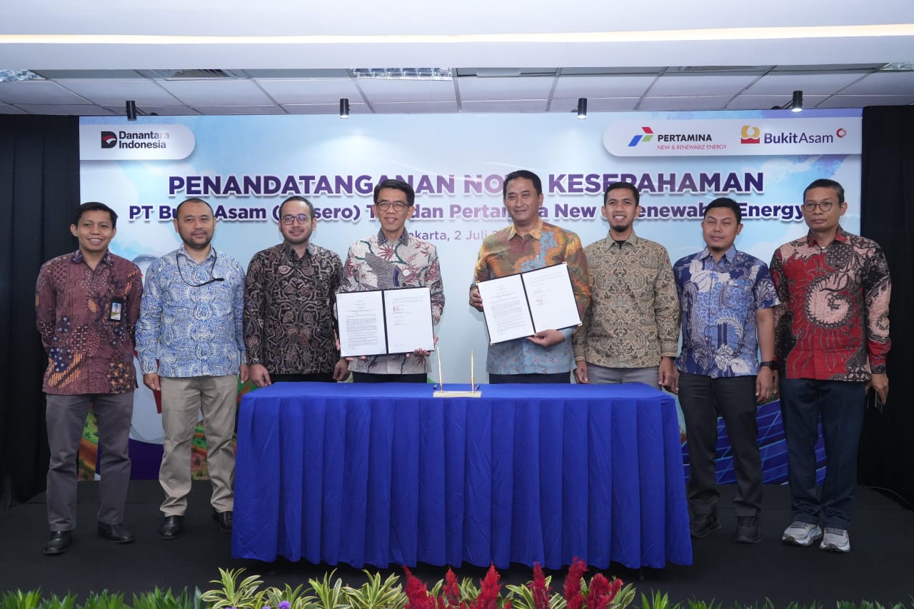 PT Bukit Asam (Persero) Tbk (PTBA) dan PT Pertamina New & Renewable Energy (Pertamina NRE) resmi menandatangani Nota Kesepahaman (Memorandum of Understanding/MoU) tentang Kerja Sama Pengembangan Proyek Pembangkit Listrik Tenaga Surya (PLTS) di Area Operasional PTBA.