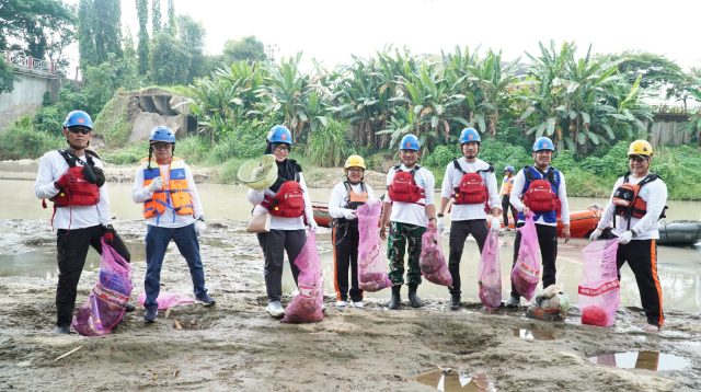 Dalam rangka memperingati Hari Lingkungan Hidup Sedunia (HLHS) 2026, PT Bukit Asam (Persero) Tbk (PTBA) menyelenggarakan kegiatan Susur Sungai dan Bersih Sampah di kawasan Sungai Enim, Tanjung Enim, Kabupaten Muara Enim, Sumatera Selatan.