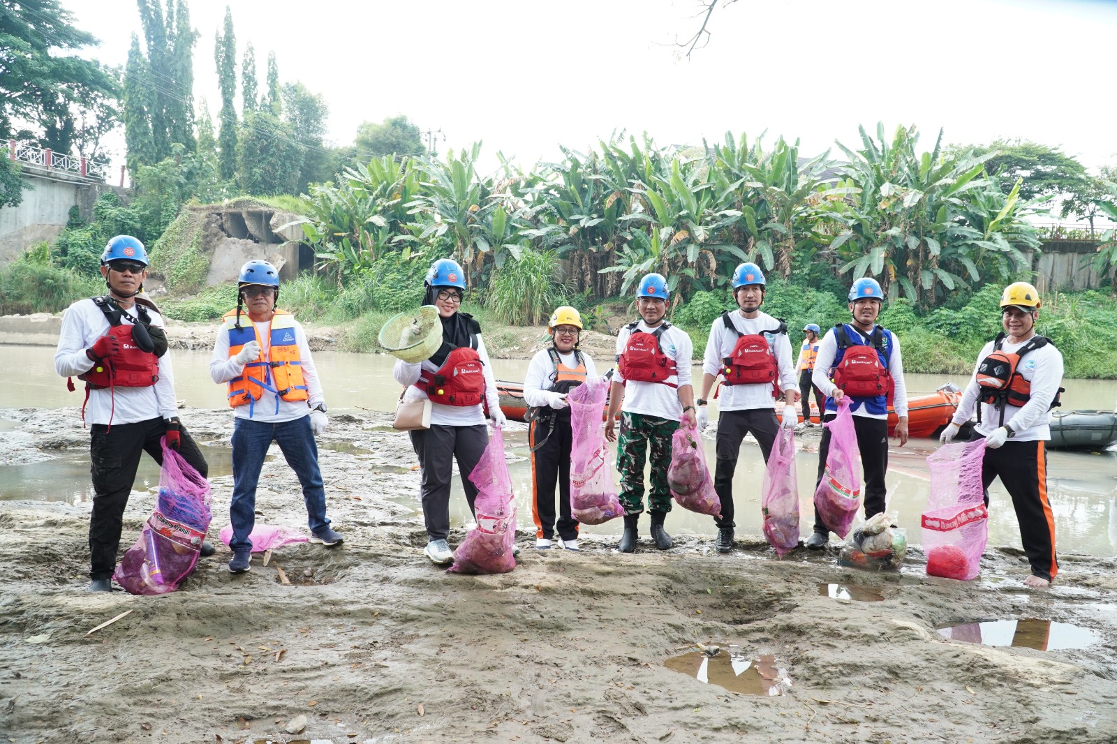 Dalam rangka memperingati Hari Lingkungan Hidup Sedunia (HLHS) 2026, PT Bukit Asam (Persero) Tbk (PTBA) menyelenggarakan kegiatan Susur Sungai dan Bersih Sampah di kawasan Sungai Enim, Tanjung Enim, Kabupaten Muara Enim, Sumatera Selatan.