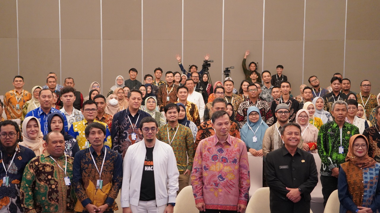 Dalam upaya meningkatkan sinergitas dan kolaborasi kehumasan tingkat pusat, provinsi, kabupaten atau kota yang dilaksanakan oleh Kementerian Komunikasi dan Informatika Republik Indonesia (Kemenkominfo RI), Kamis 10 Oktober 2024 bertempat di Hotel Pullman Bandung Grand Central Kota Bandung.